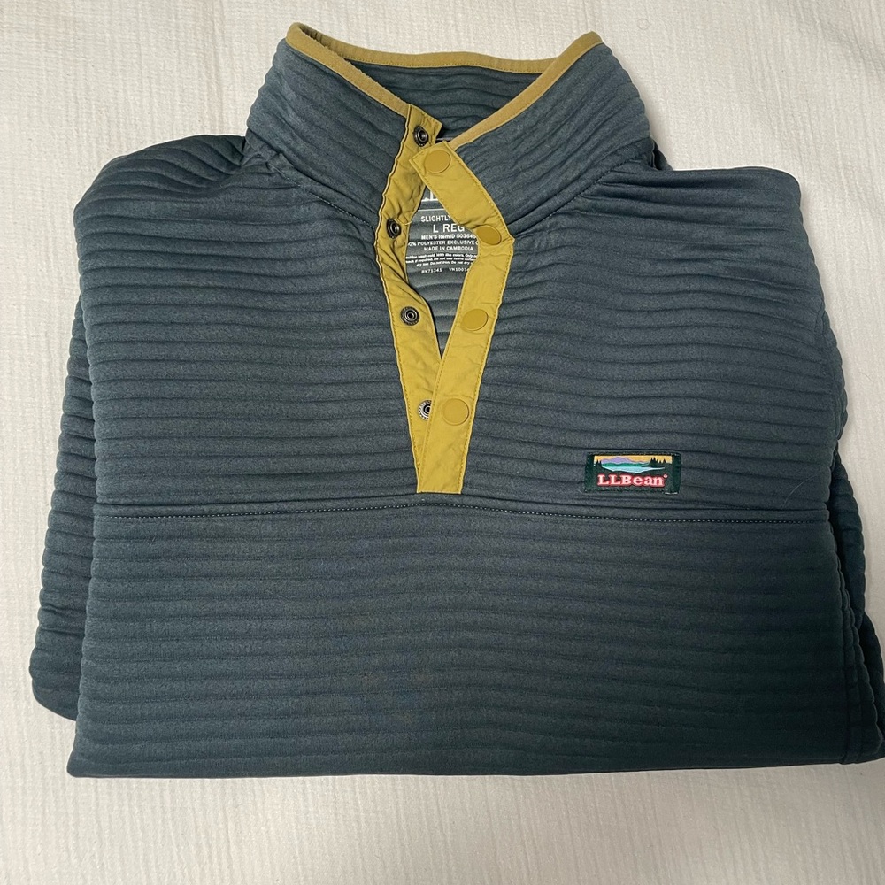 Grey LL Bean Air knit pullover. Excellent used condition. Grey men’s large.